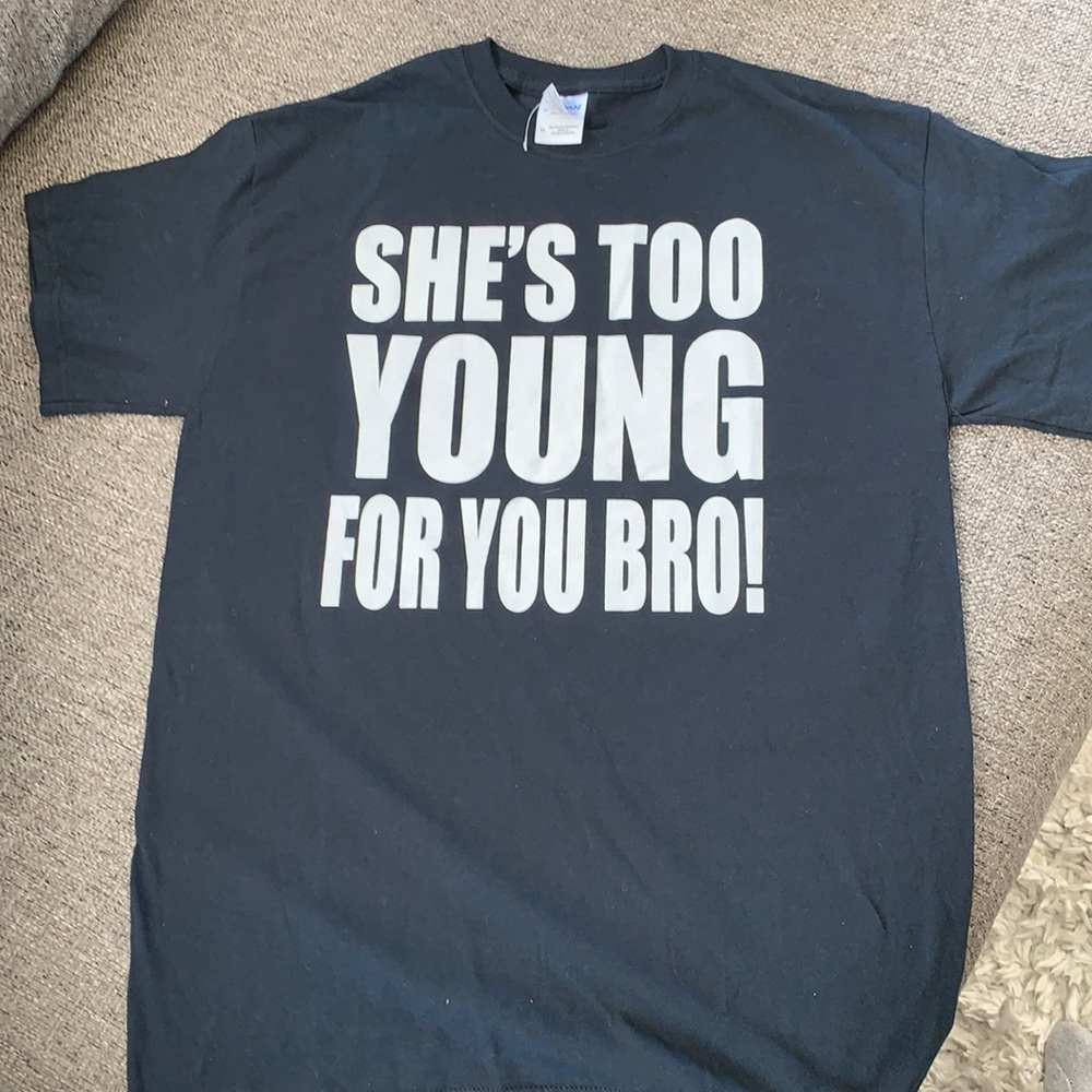 Gildan She's Too Young For You Bro Black Graphic Novelty T-Shirt Men's Size M
